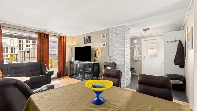 Stuen er lys og pen med store vindusflater.