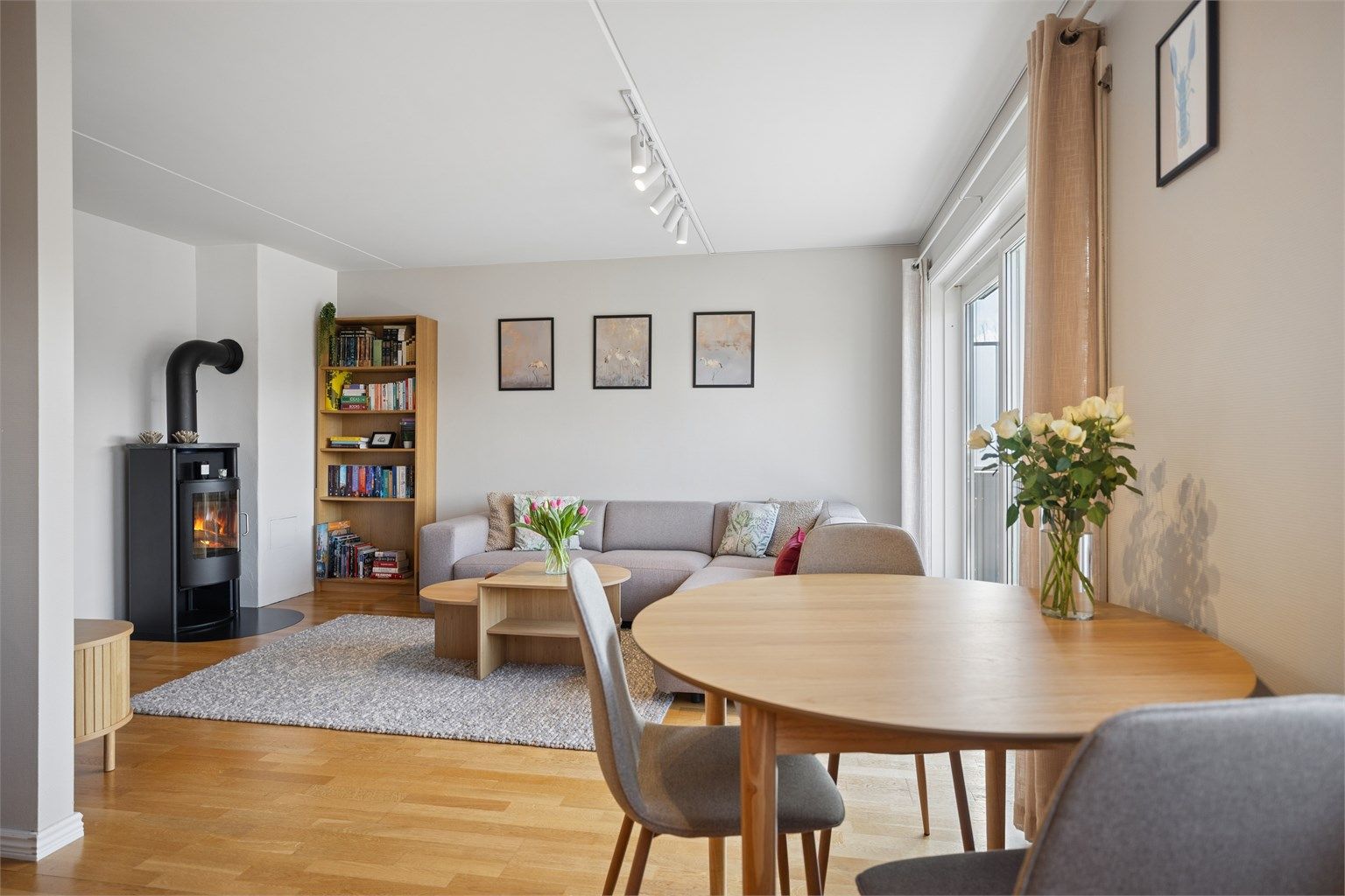  En romslig og lun stue som inviterer til både rolige kvelder og hyggelige samlinger.