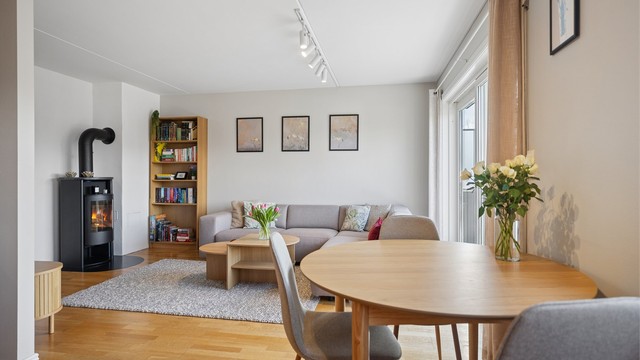 En romslig og lun stue som inviterer til både rolige kvelder og hyggelige samlinger.