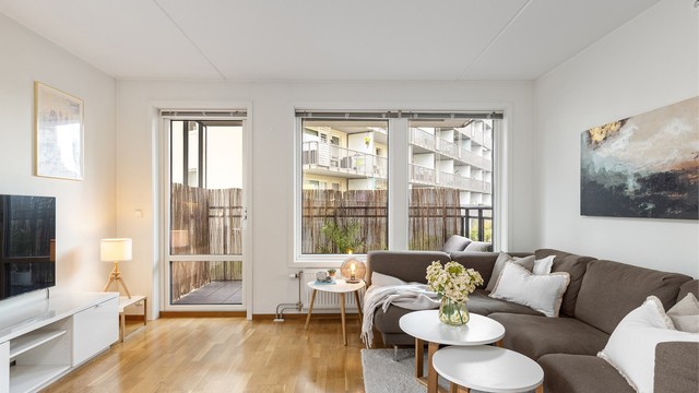 Listefrie overganger mot himling og oppvarming med radiator tilknyttet felles varmesentral.
