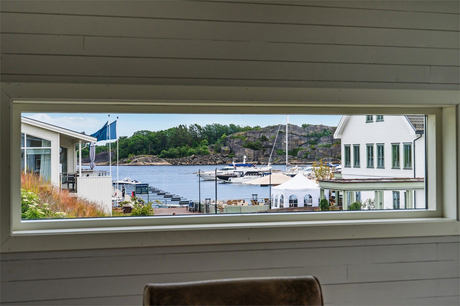 Denne beliggenheten gjør at du også har deilig ettermiddag- og kveldssol på verandaen din mot vest. 