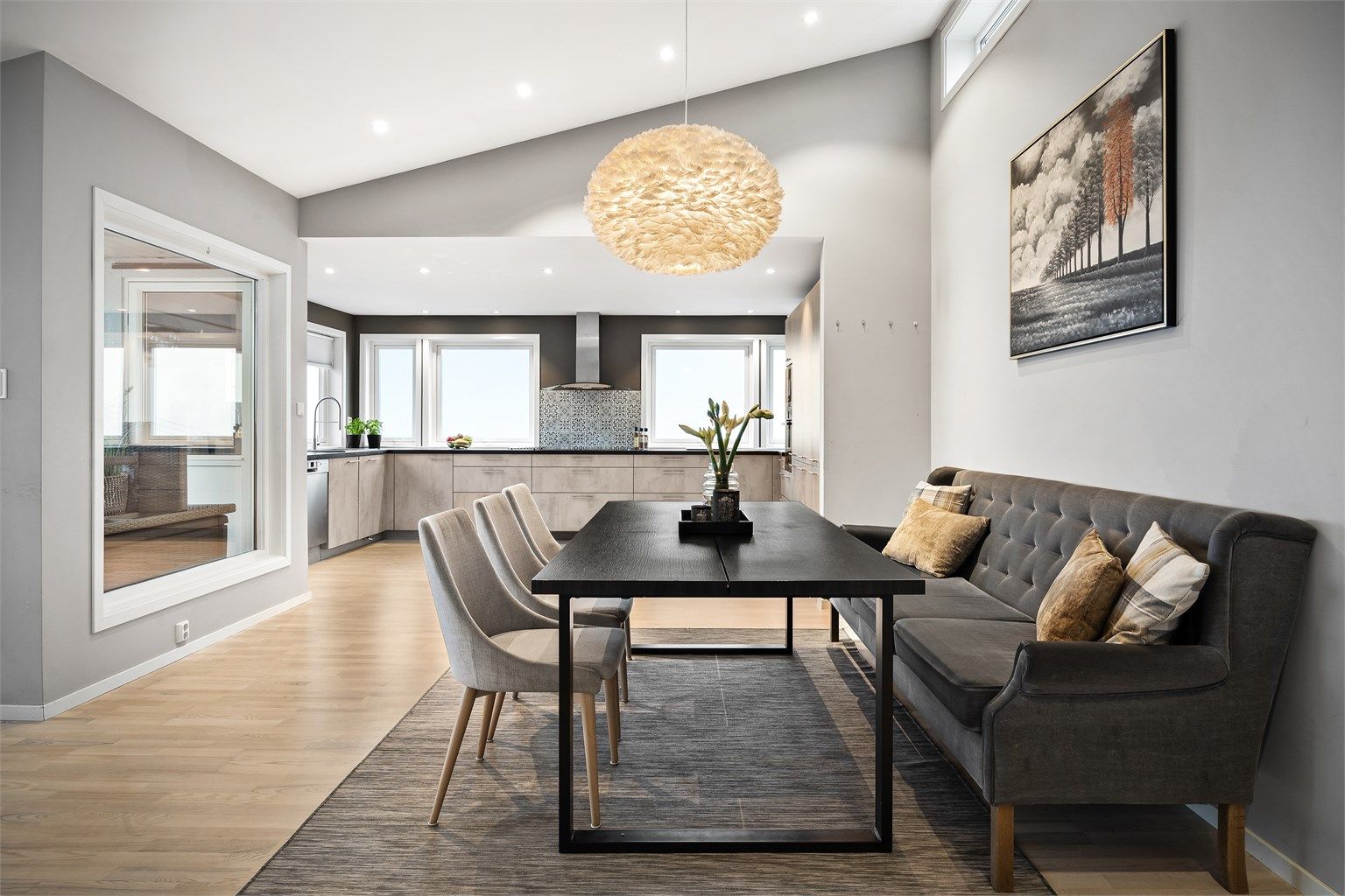 Stor familiebolig med 3 romslige soverom, flere stuer og barnevennlig beliggen
het.