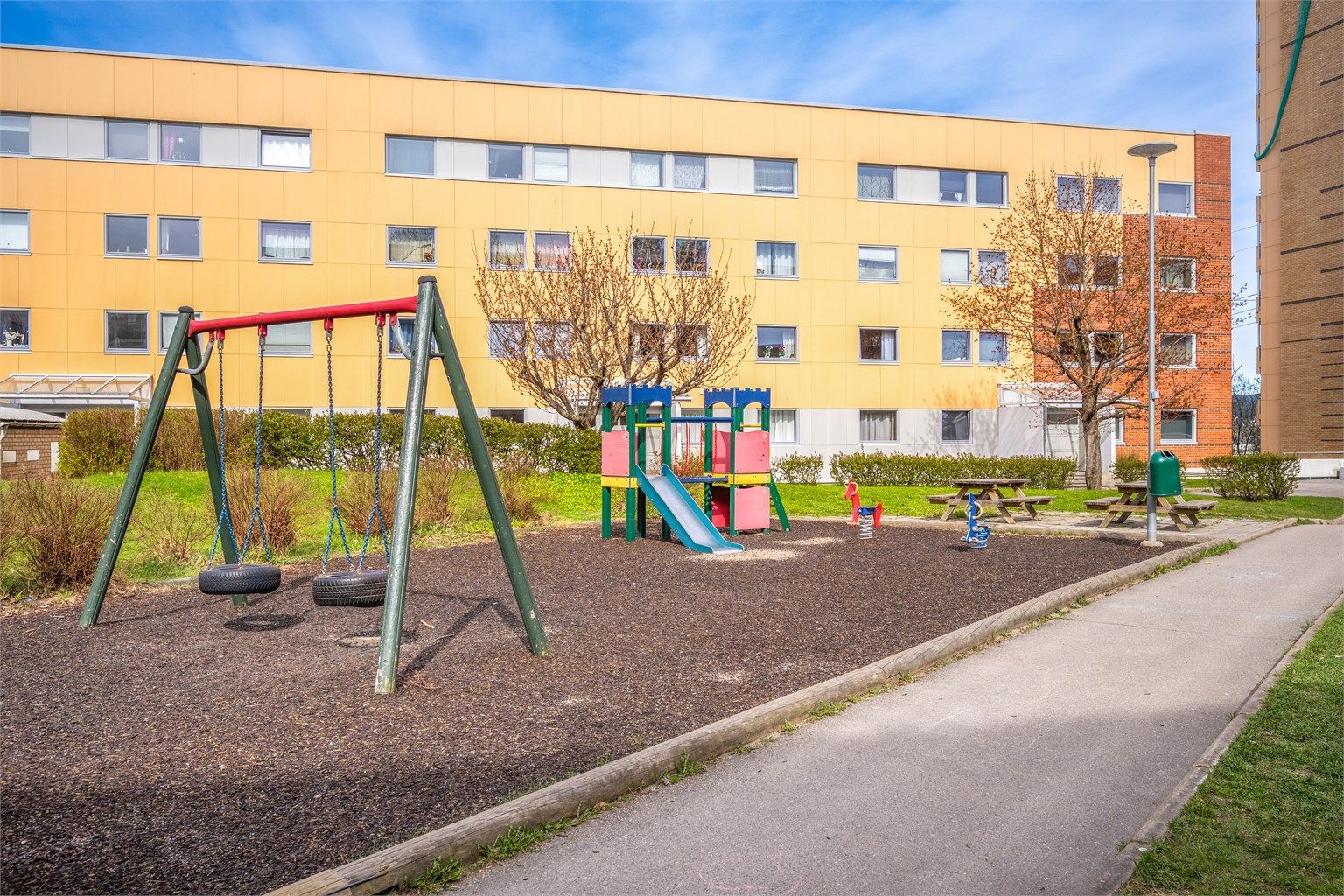 Borettslagets fellesområder er pent opparbeidet med blant annet lekeapparater og sittegrupper.
