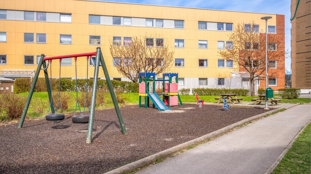 Borettslagets fellesområder er pent opparbeidet med blant annet lekeapparater og sittegrupper.