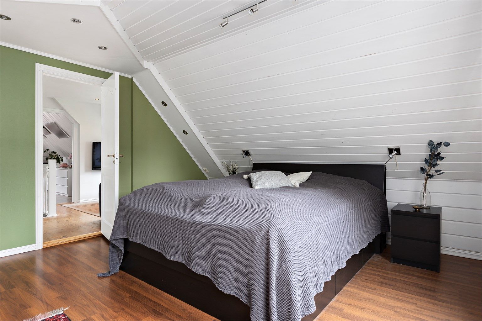 Rommet har panel i himling og downlights.