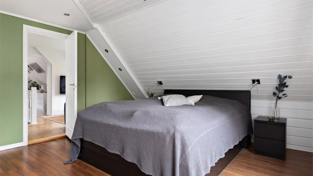 Rommet har panel i himling og downlights.