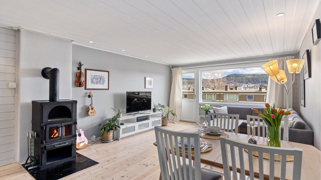 I stuen er det plass til både en spisegruppe og sofahjørne med tilhørende mediemøblement. Rommet har også en koselig peis som gir god varme til rommet