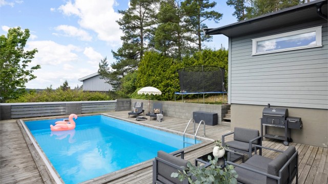 Velkommen til Ekornveien 14 - Lekker enebolig med utsikt og flott uteområde med basseng