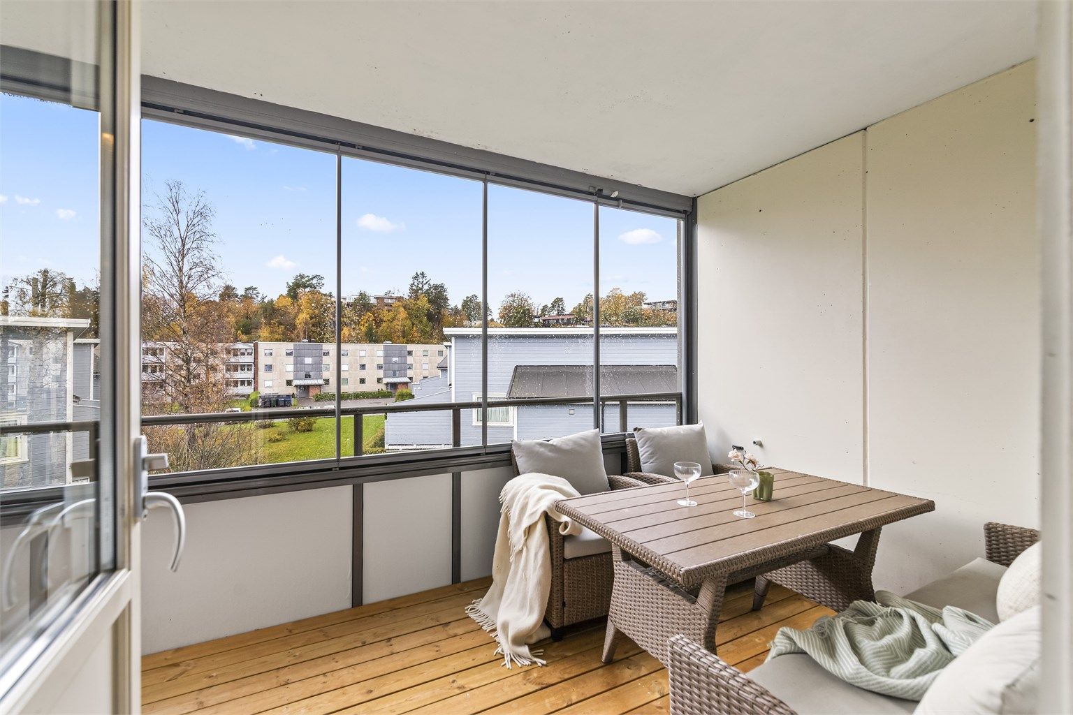 Balkongen er innglasset, så du sitter lunt og fint til - en perfekt forlengelse av stuen.