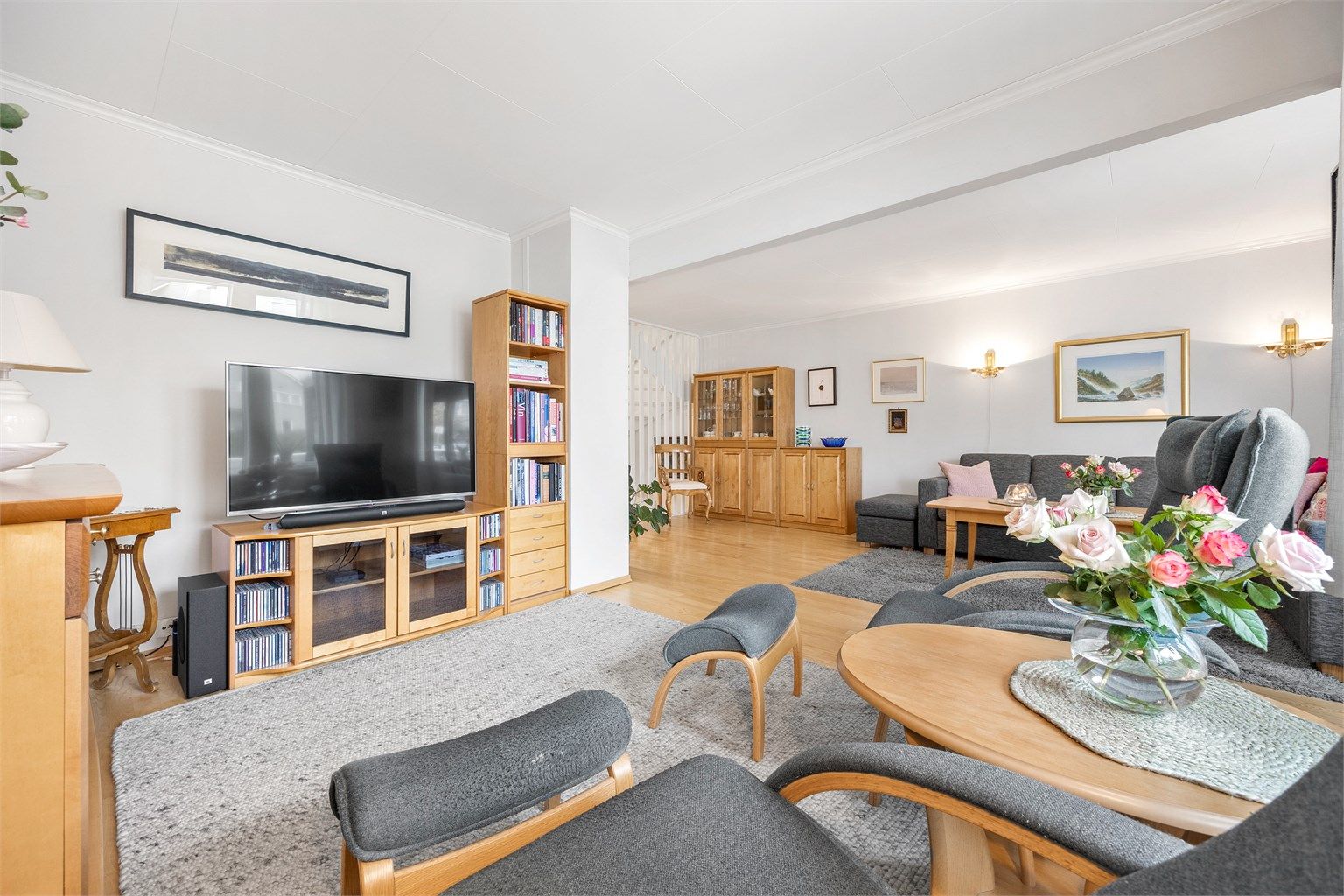 Stuen har god plass til stor sofagruppe og mediamøbler.