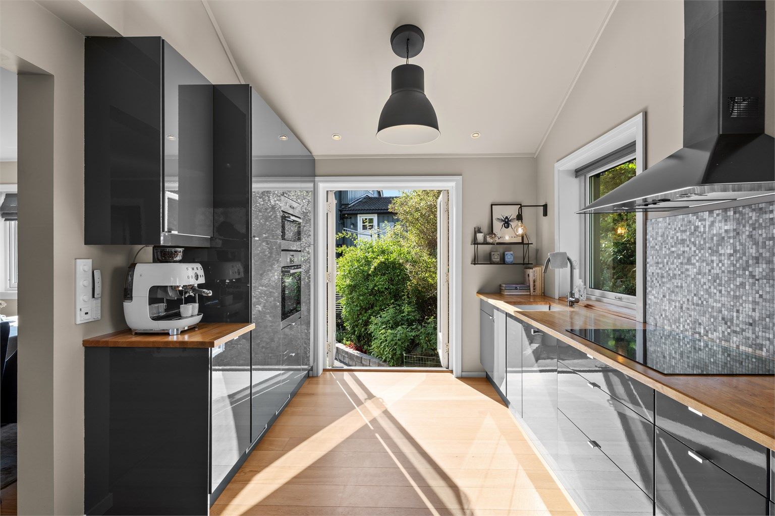 Fra kjøkken er det utgang til en usjenert, vestvendt markterrasse på ca. 54 m2. 