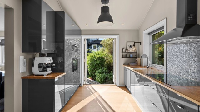 Fra kjøkken er det utgang til en usjenert, vestvendt markterrasse på ca. 54 m2.