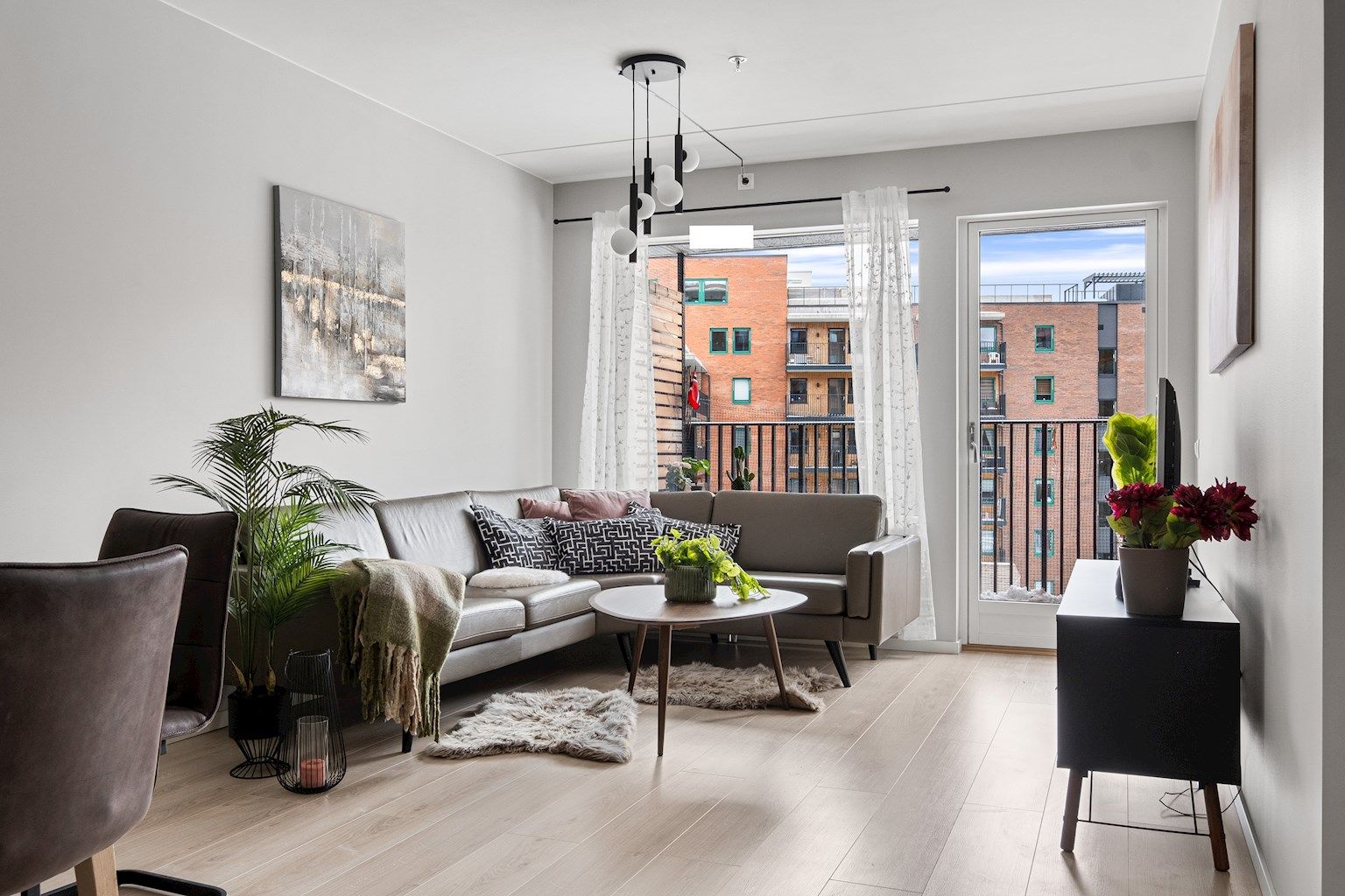 Innvendig fremstår leiligheten som moderne og lys, med god planløsning og gode vindusflater både på stuesiden og på soverommene.