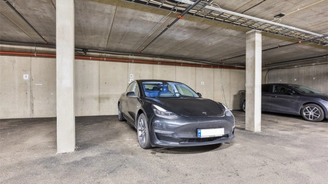 Parkeringsplass medfølger leiligheten i felles oppvarmet garasjeanlegg