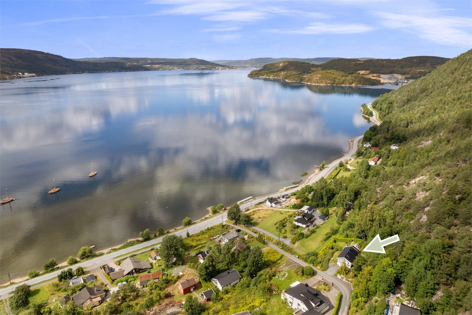 Kort vei ned til fjorden og Hernestangen med offentlig strand og friareal.