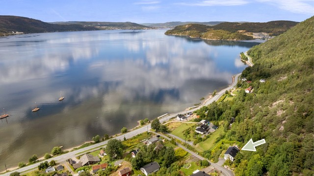 Kort vei ned til fjorden og Hernestangen med offentlig strand og friareal.