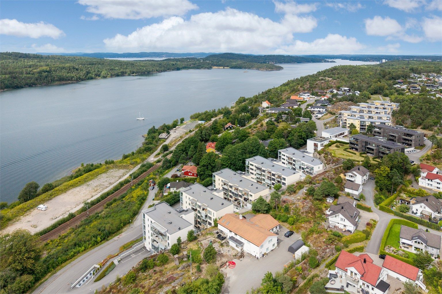 Fra nabolaget er det direkte tilgang til Mosseskogen med et godt utvalg av turstier.
