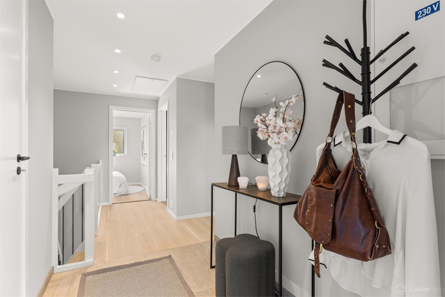 Entré og trappegang. Adkomst til lagringsloft via takluke med nedfellbar stige