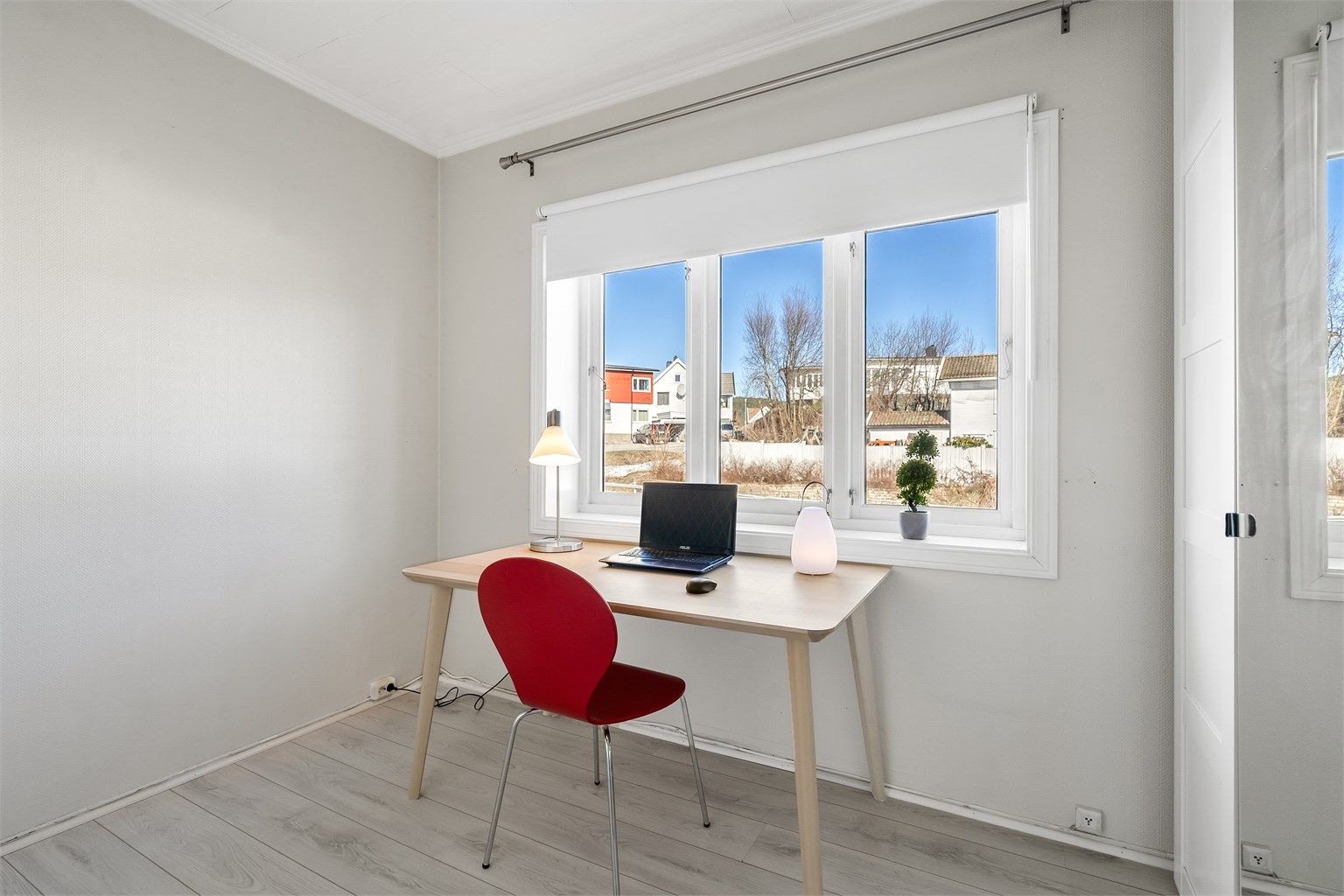 Soverom 2 - Med plass til seng, garderobe og det man trenger