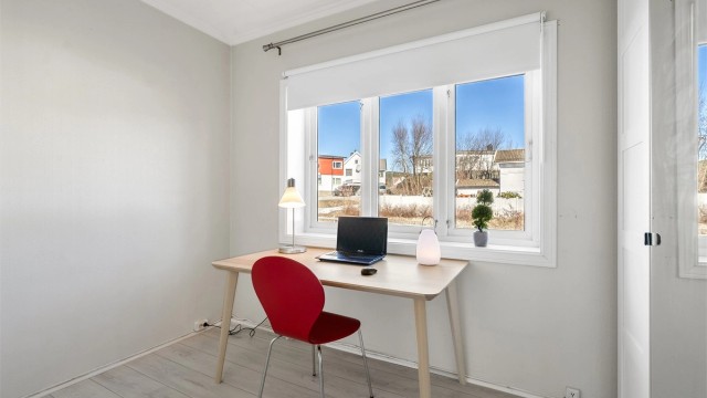 Soverom 2 - Med plass til seng, garderobe og det man trenger
