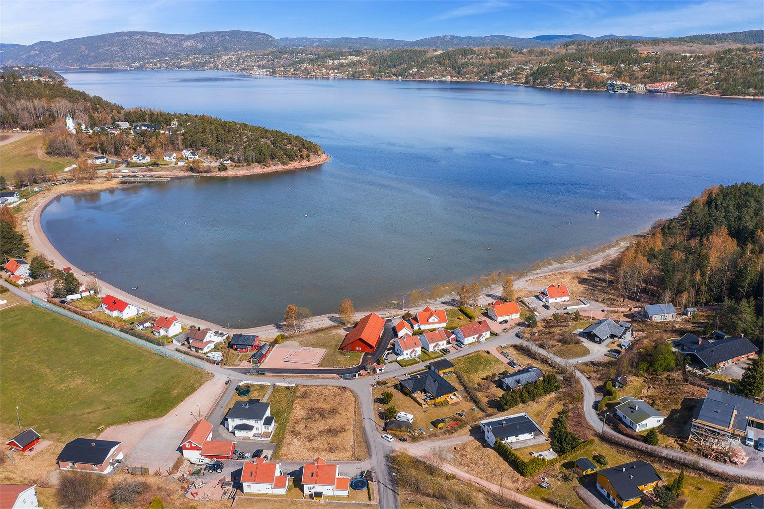 Bergerbukta ligger i gangavstand med friområder, lekeplass, strand og båthavn..jpg