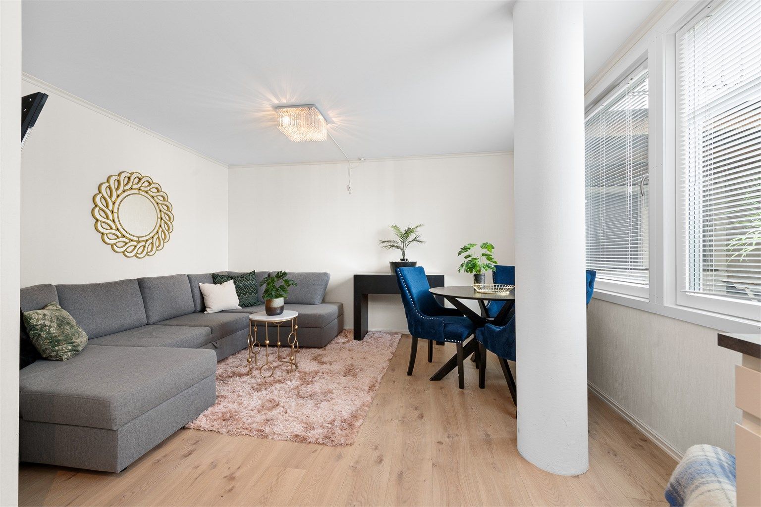 Stue med lyse overflater og godt med naturlig lysinnslipp