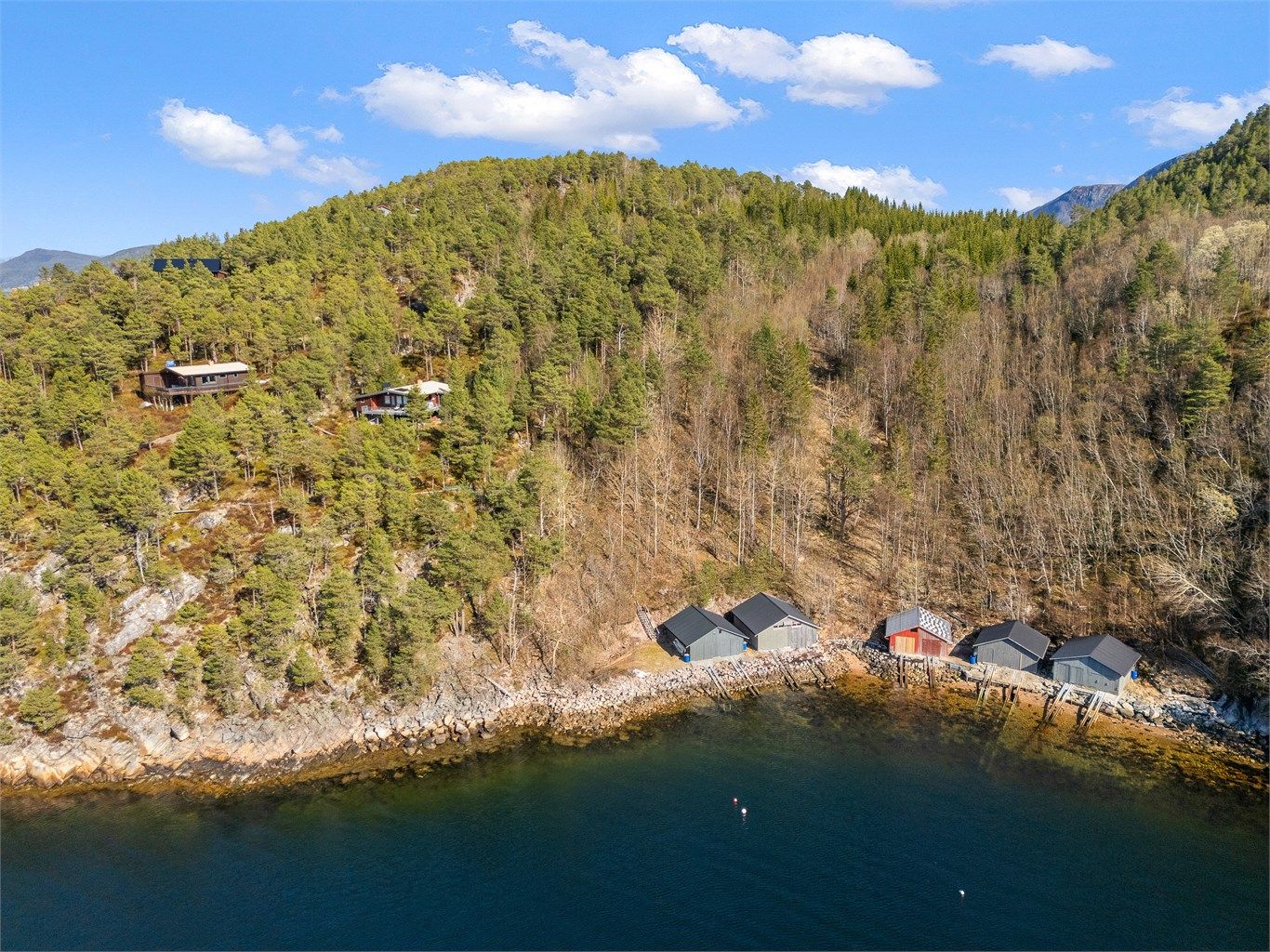 Sperillneset er et etablert hytteområde som er lett tilgjengelig via vei, og området fremstår som attraktivt for fritidsbruk med sin kombinasjon av ro, utsikt og naturnær beliggenhet.