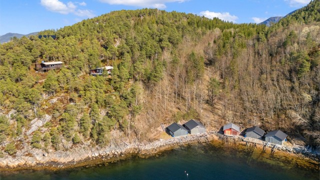 Sperillneset er et etablert hytteområde som er lett tilgjengelig via vei, og området fremstår som attraktivt for fritidsbruk med sin kombinasjon av ro, utsikt og naturnær beliggenhet.