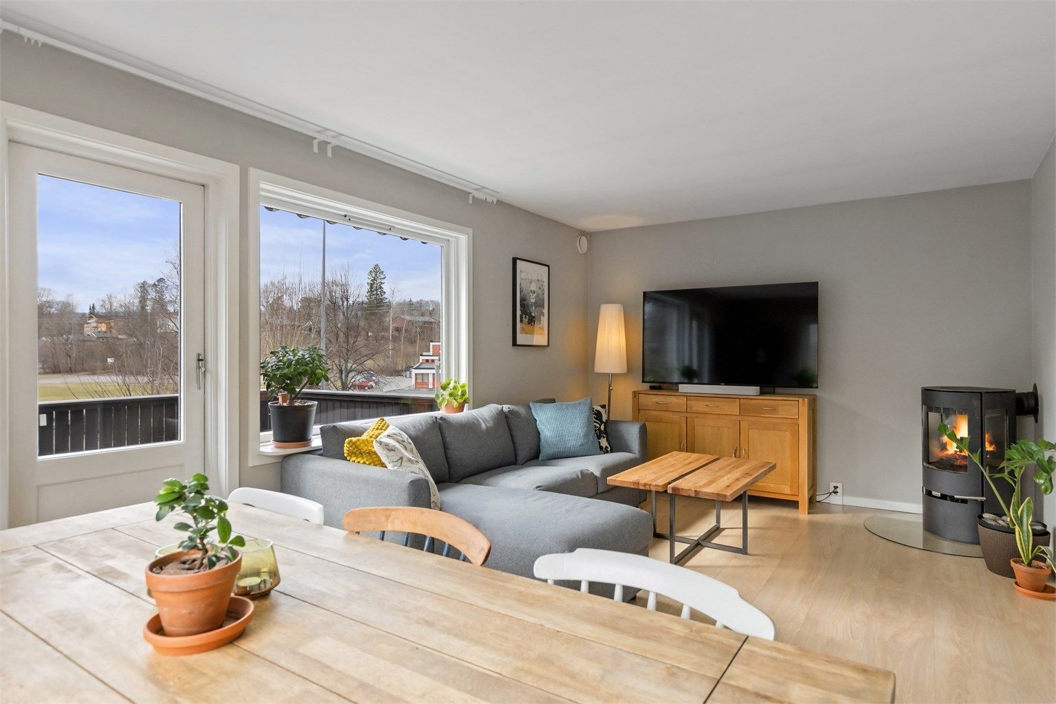 Fra stuen er det direkte utgang til den sørøstvendte balkongen.