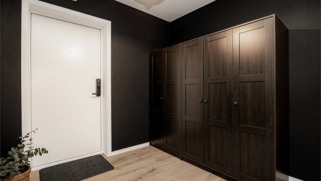 Entré med garderobeløsning med to garderobeskap i mørk og profilert utførelse