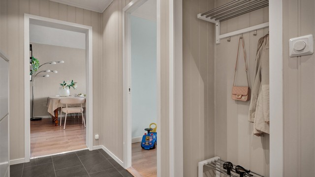 Entré med praktisk nisje som gir god plass til oppbevaring av yttertøy og sko.