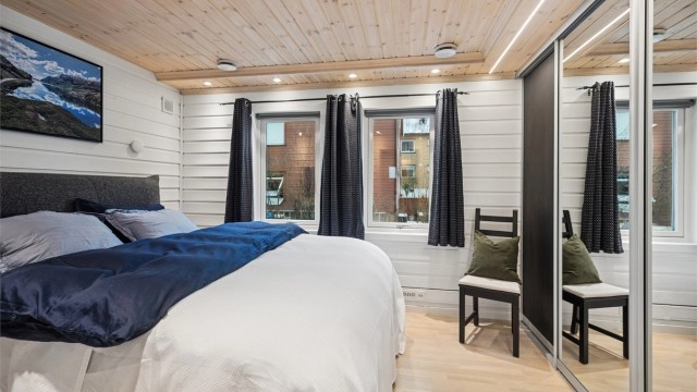 Hovedsoverommet er av god størrelse med plass til stor dobbeltseng med tilhørende møblement. Stor skyvedørsgarderobe medfølger.