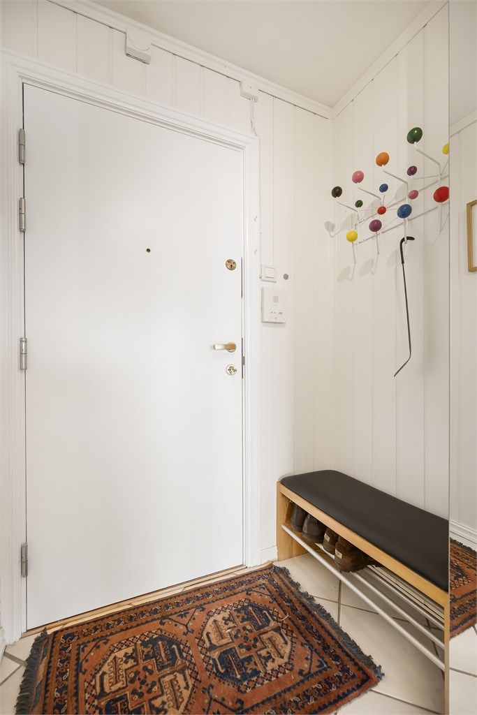 Og plass til enkel oppheng ved inngagsdør.