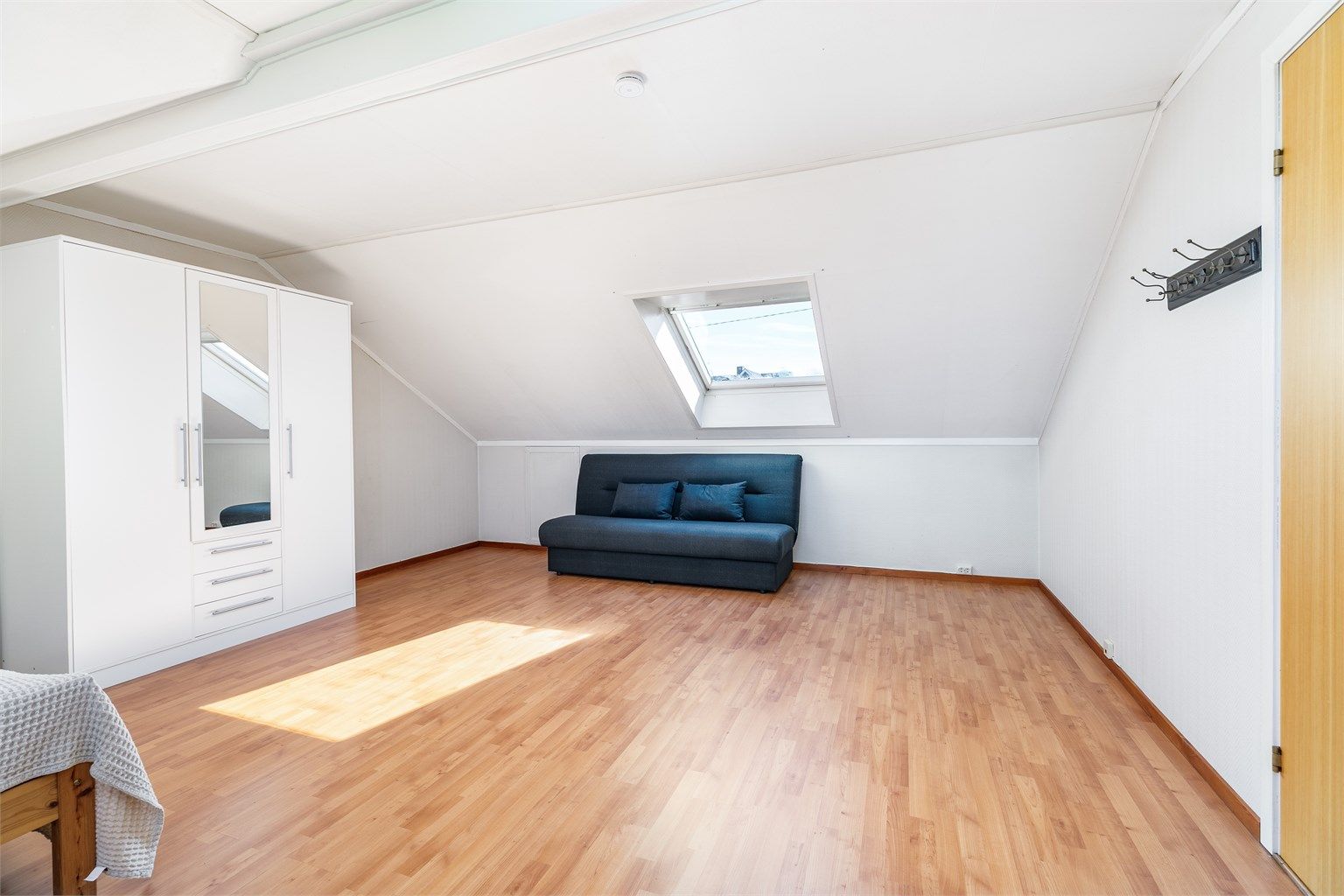 Soverommet har nesten 28 kvm. gulvflate og utgjør alene det meste av andre etasje.