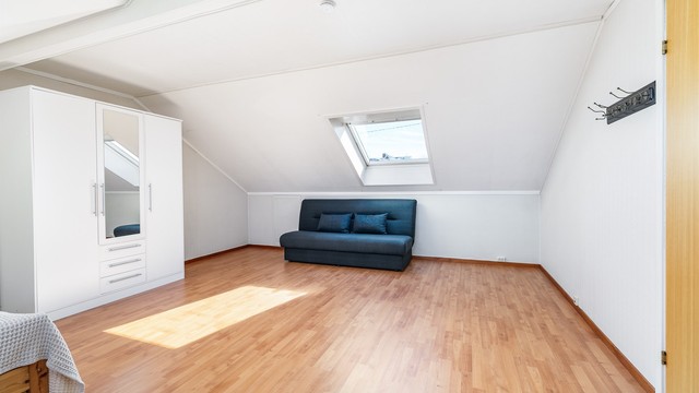 Soverommet har nesten 28 kvm. gulvflate og utgjør alene det meste av andre etasje.