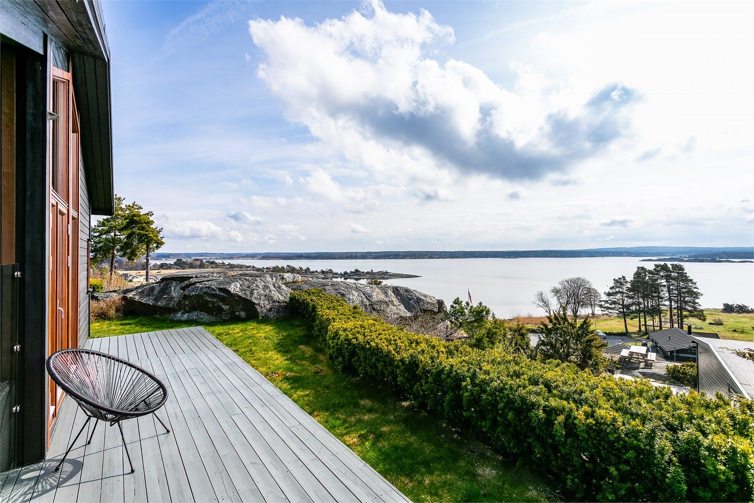 Vid og langstrakt utsikt sees ute som inne. Solforholdene er upåklagelige.