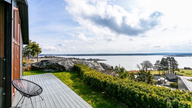 Vid og langstrakt utsikt sees ute som inne. Solforholdene er upåklagelige.