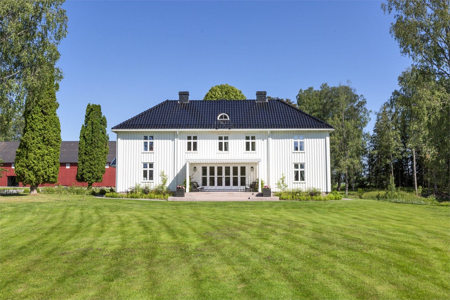 Romslig enebolig i landlige omgivelser med kort avstand til sentrum.