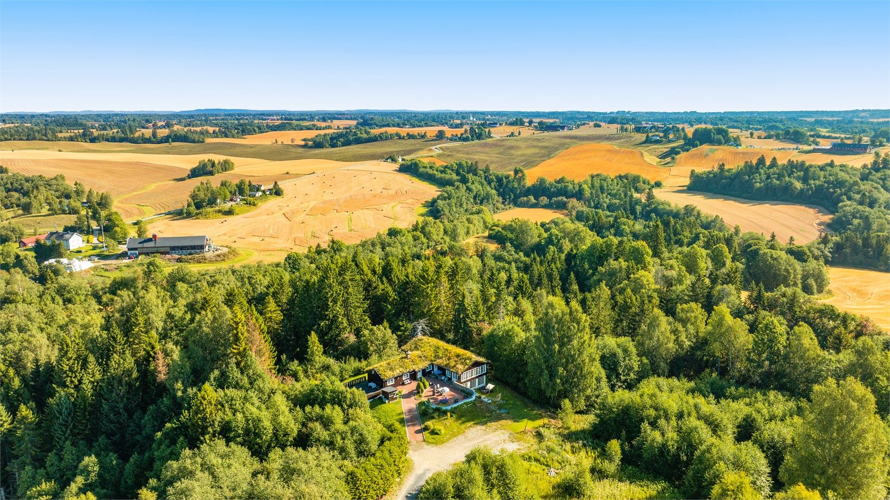 Boligen har en tilbaketrukket beliggenhet, her har du skogen som nærmeste nabo. 
