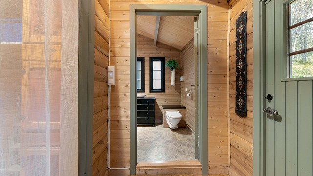 Adkomst fra gangen inn til badet.
