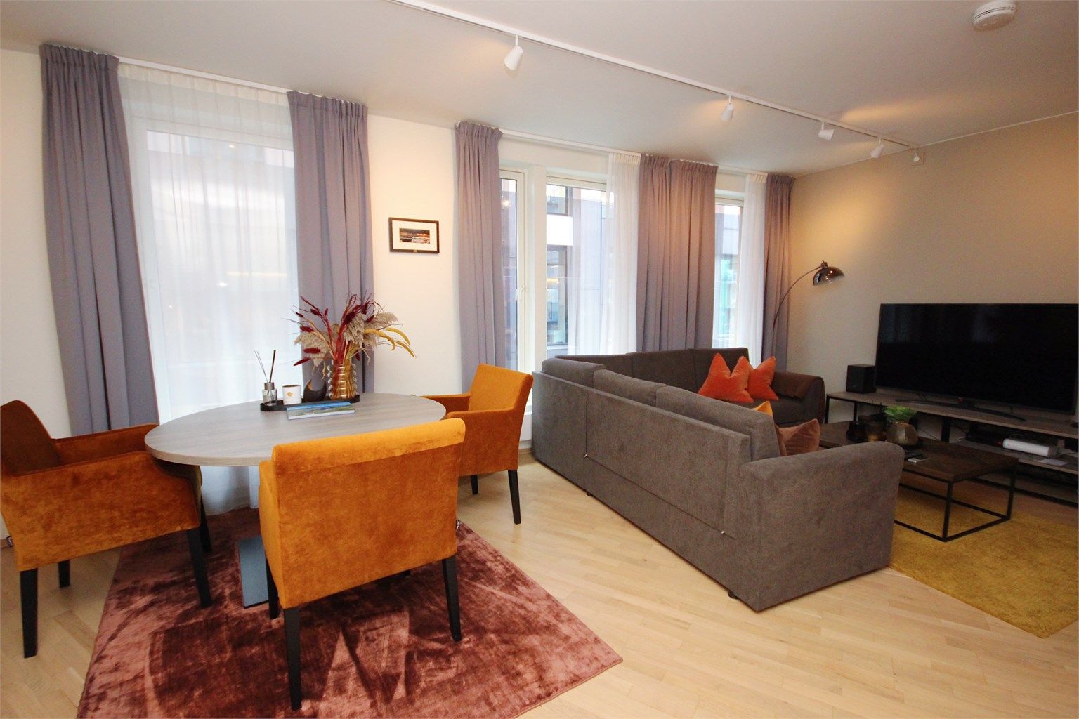 Romslig stue med plass til både sofa- og spisegruppe. 