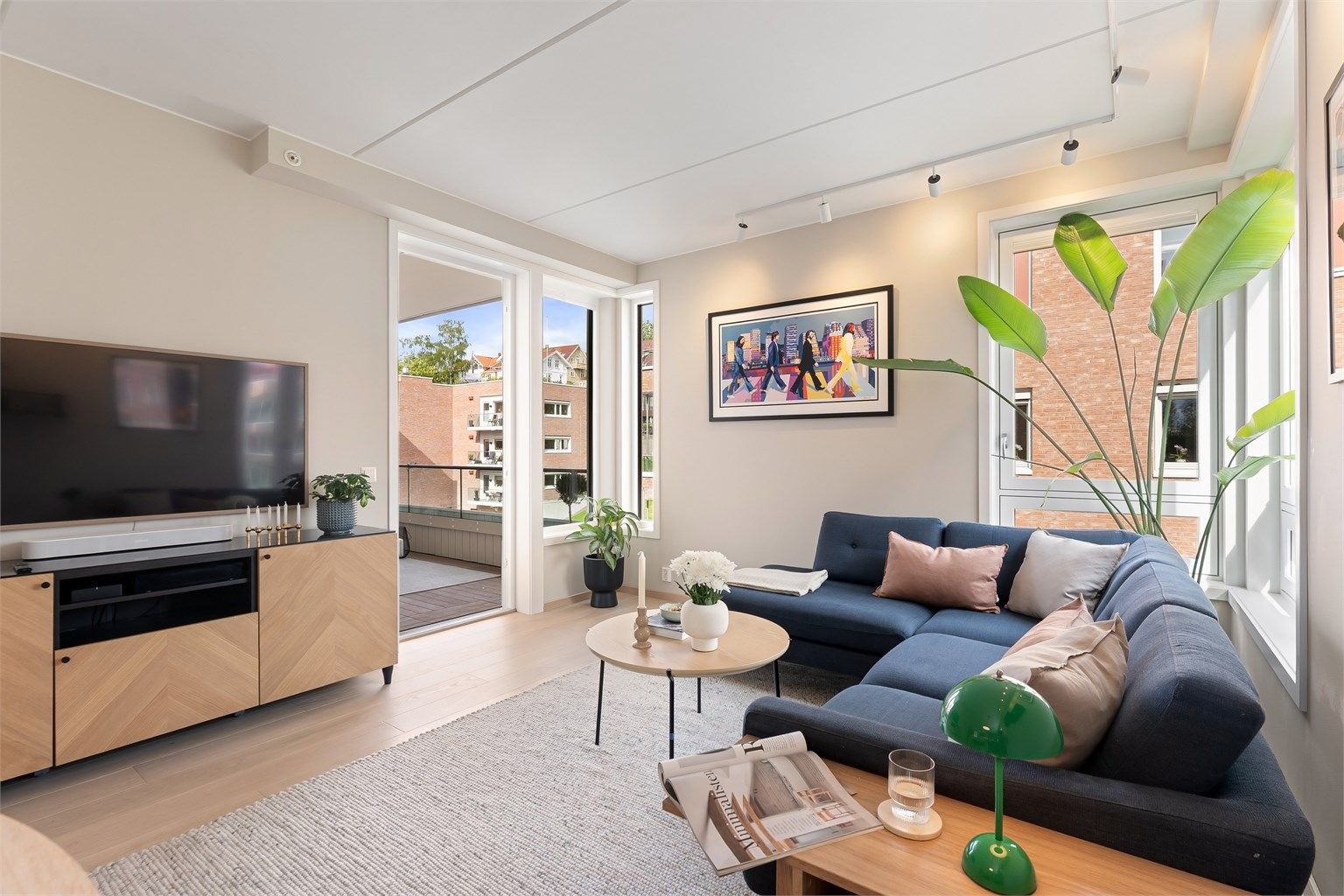 Fra stuen er det direkte utgang til en romslig balkong på 9 m².