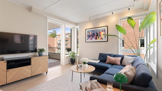 Fra stuen er det direkte utgang til en romslig balkong på 9 m².