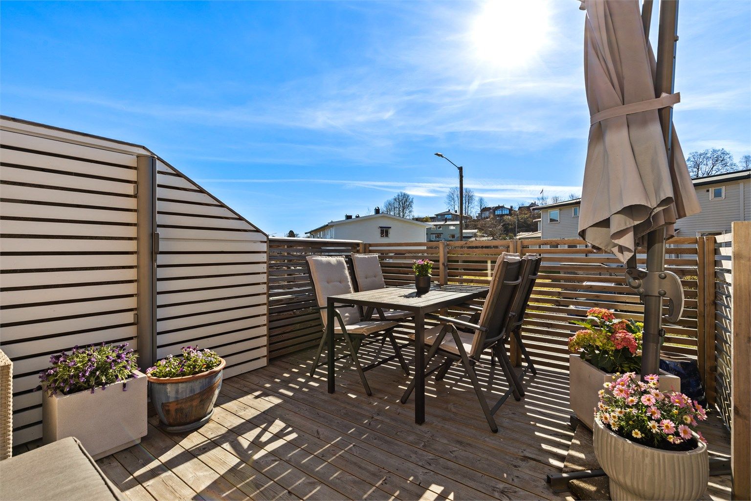 Boligen har to terrasser og hage med gode solforhold. Foto: Trond Reder.