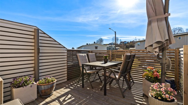 Boligen har to terrasser og hage med gode solforhold. Foto: Trond Reder.