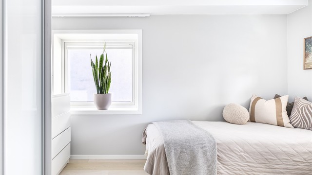 Skyvedørsgarderobe er installert også i soverom II. Vindu på to sider gjør rommet behagelig lyst.