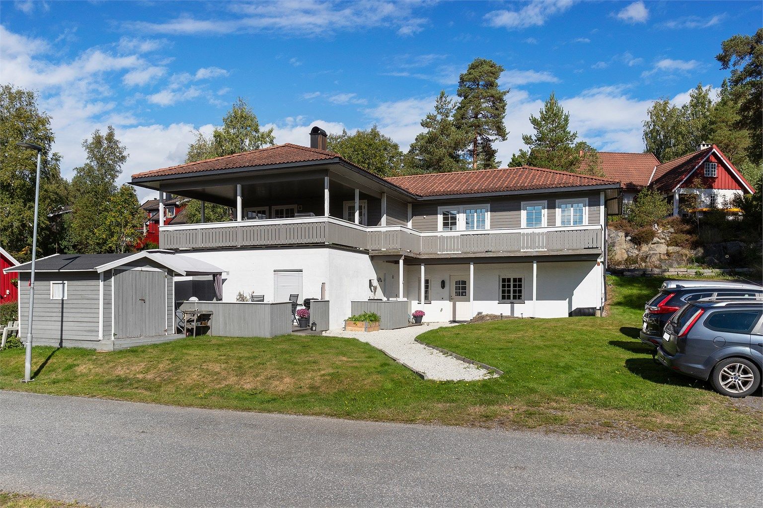 Leiligheten ligger i et etablert og rolig boligområde på Knapstad, i Indre Østfold kommune. 