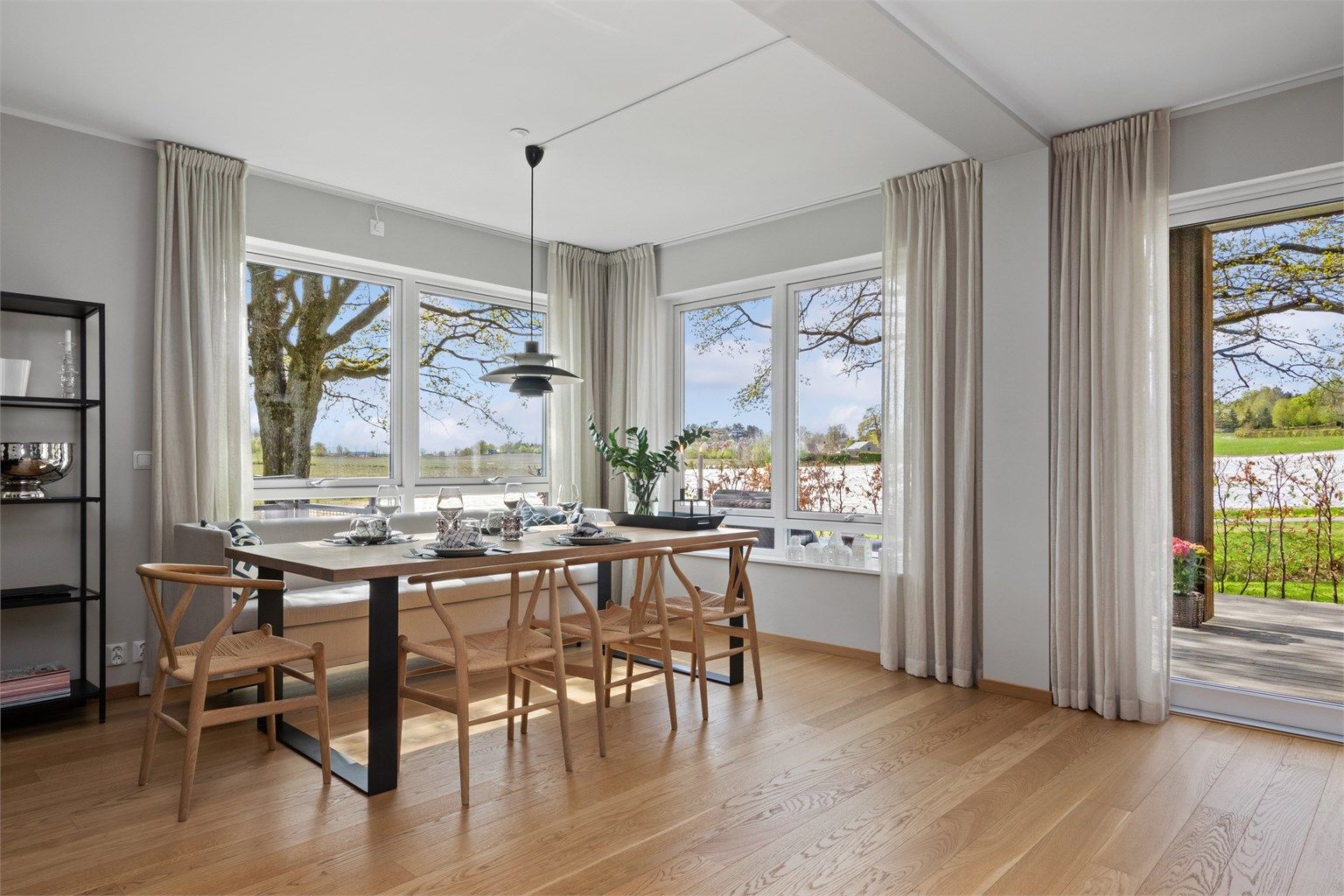 Det er god plass til stort spisebord.