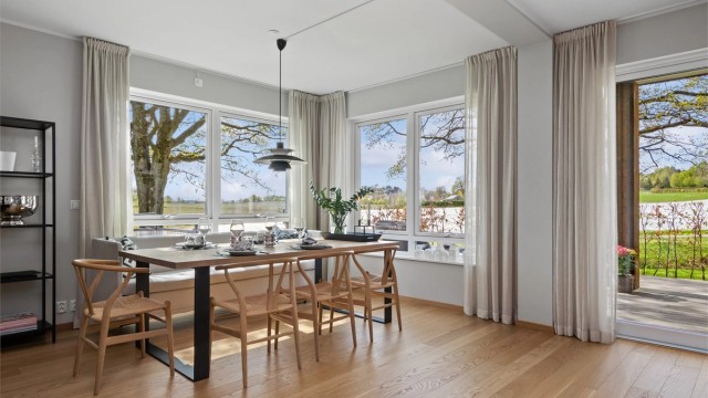 Det er god plass til stort spisebord.