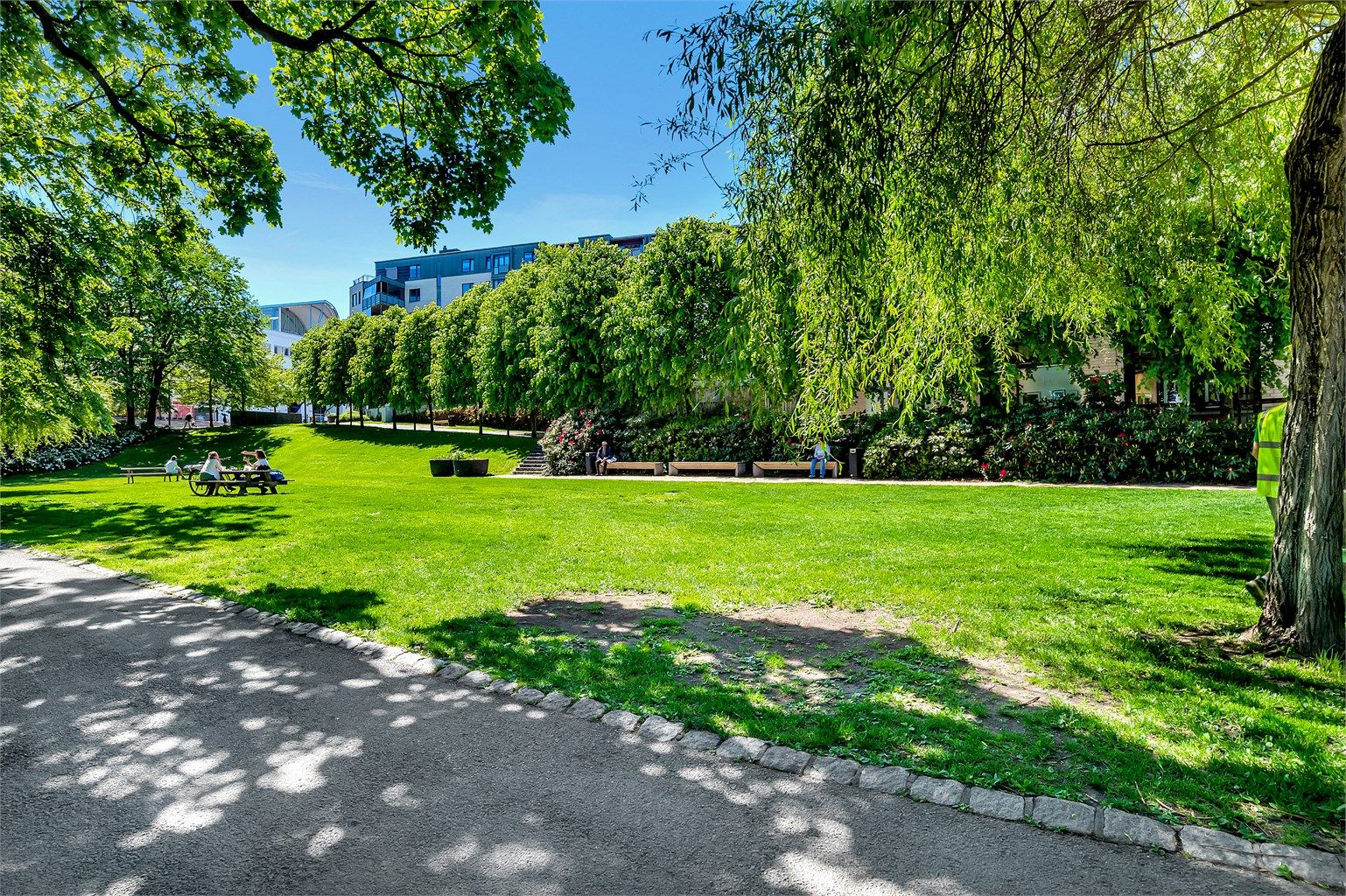 Det er flotte turmuligheter i nabolaget med parker, turstier eller i bybildet